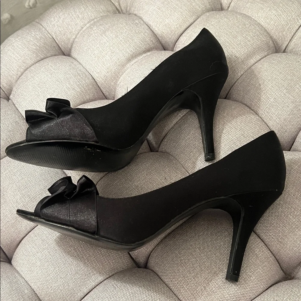 Nina Elegant Black Ruffle Satin Peep Toe Heels Size 9